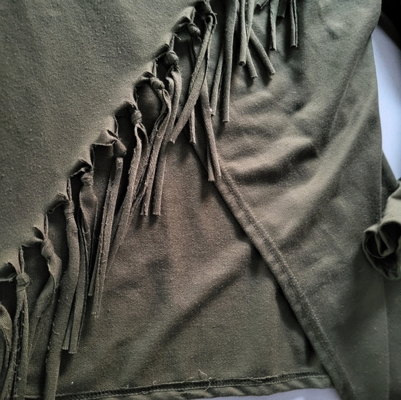 - Khaki Green Fringed Top Size large L - Picture 3 of 4